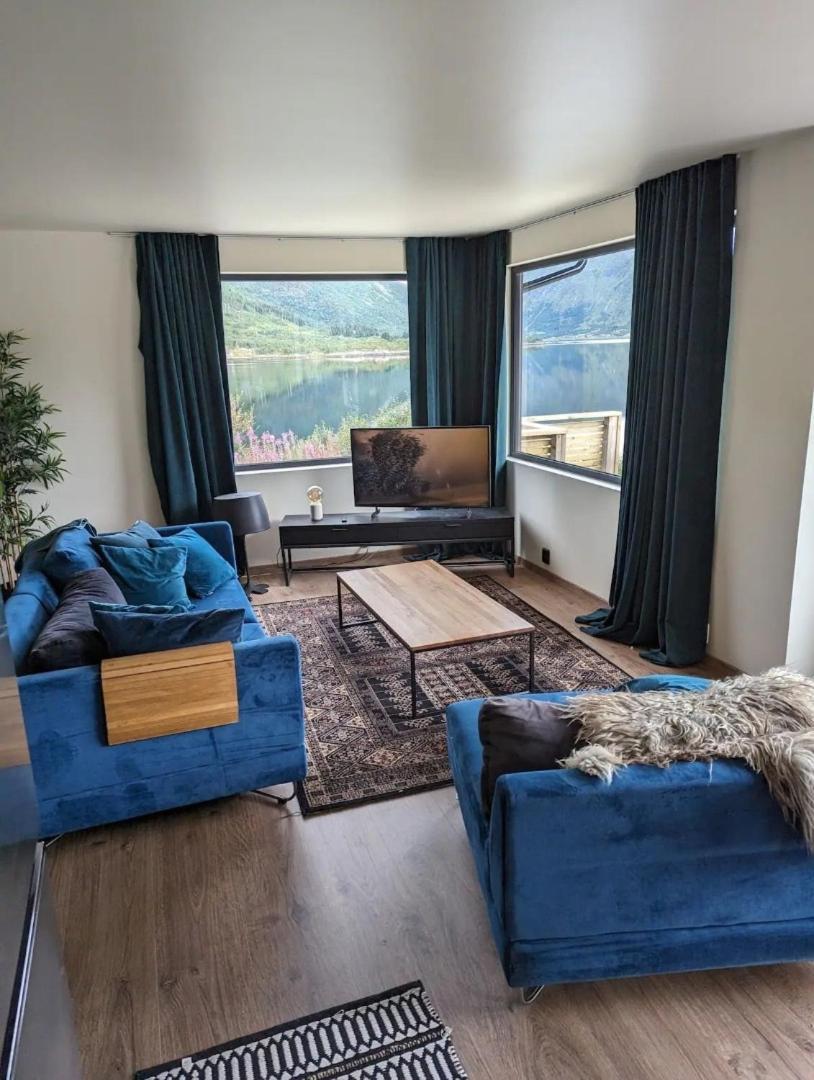 Nydelig Hytte Med Fantastisk Beliggenhet Ved Sjoen Villa Laupstad Luaran gambar