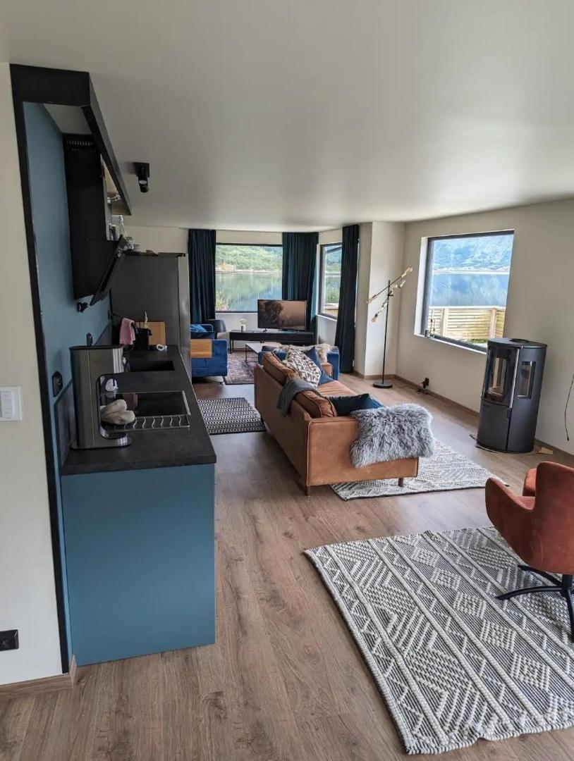 Nydelig Hytte Med Fantastisk Beliggenhet Ved Sjoen Villa Laupstad Luaran gambar