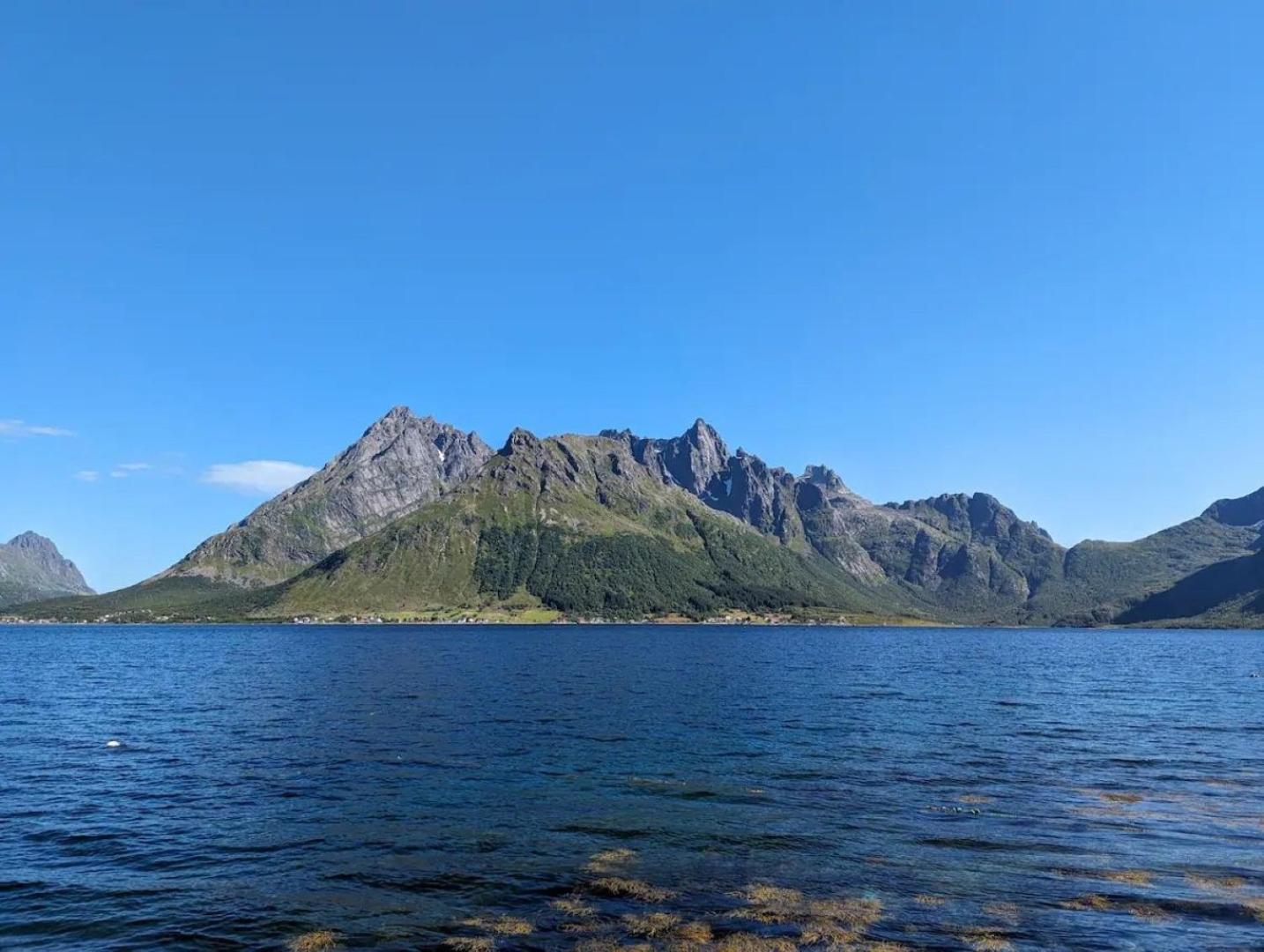 Nydelig Hytte Med Fantastisk Beliggenhet Ved Sjoen Villa Laupstad Luaran gambar