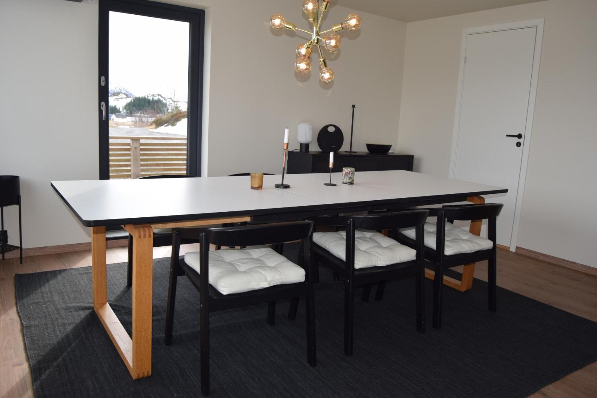 Nydelig Hytte Med Fantastisk Beliggenhet Ved Sjoen Villa Laupstad Luaran gambar