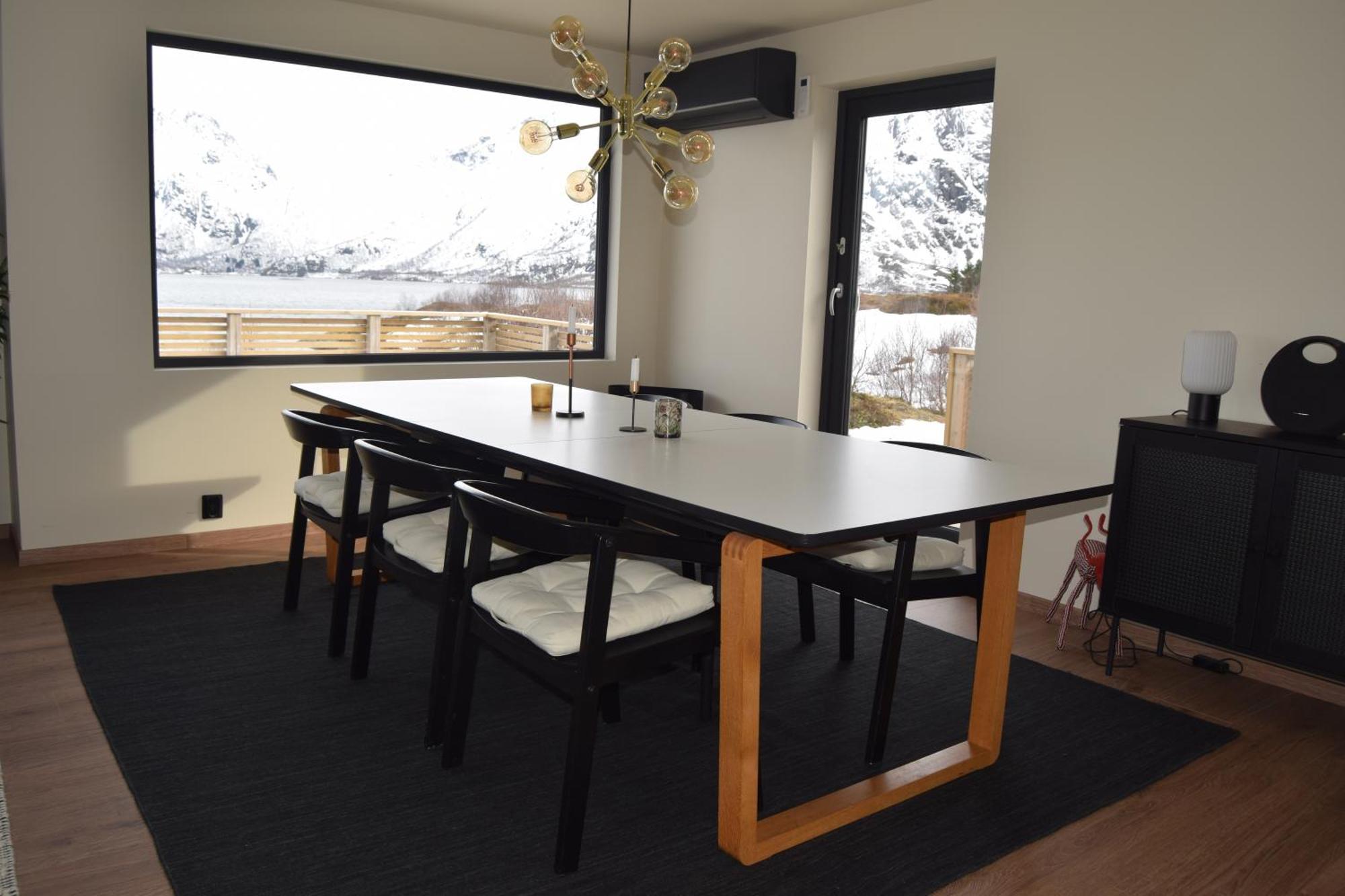 Nydelig Hytte Med Fantastisk Beliggenhet Ved Sjoen Villa Laupstad Luaran gambar