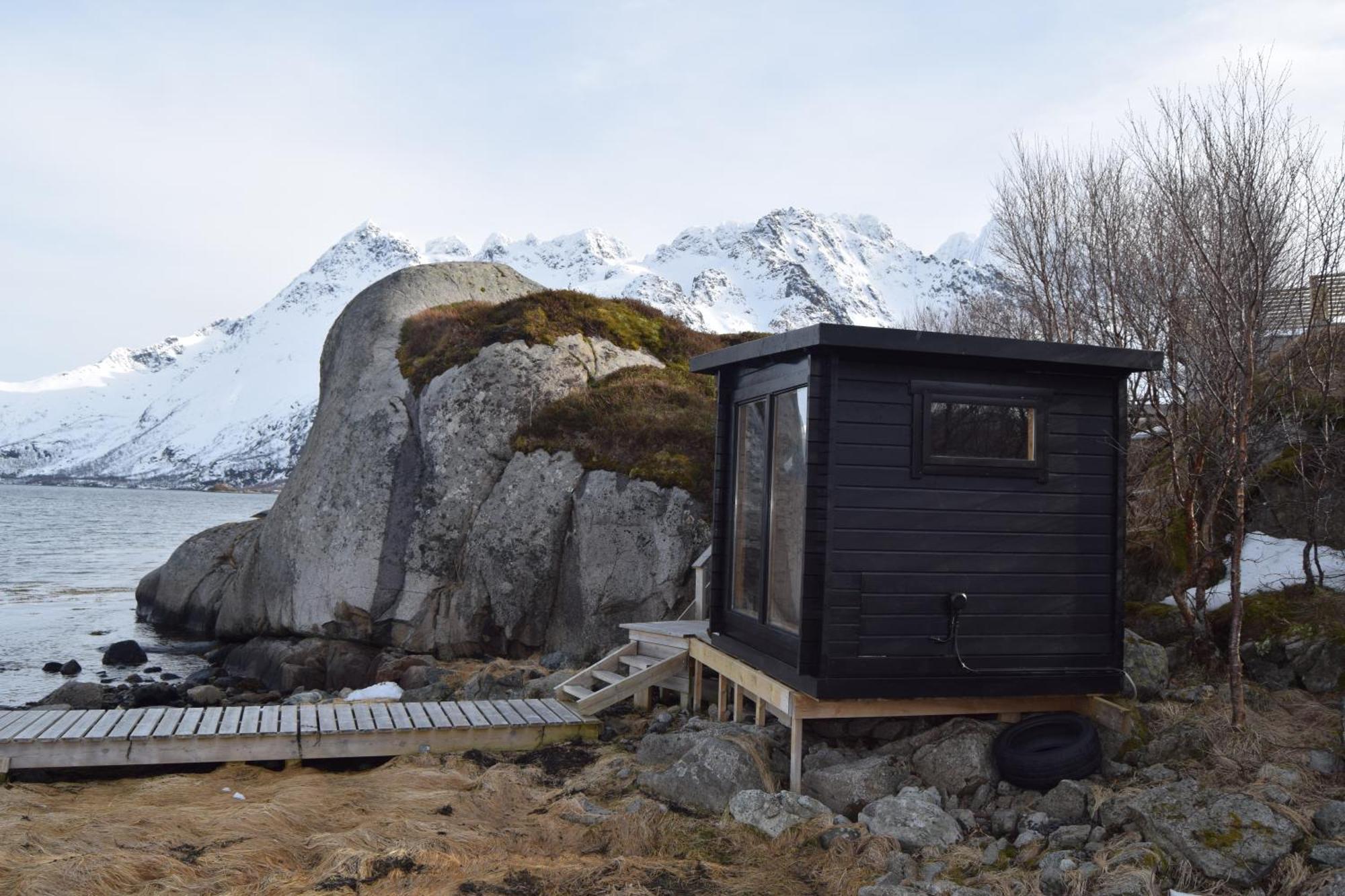 Nydelig Hytte Med Fantastisk Beliggenhet Ved Sjoen Villa Laupstad Luaran gambar